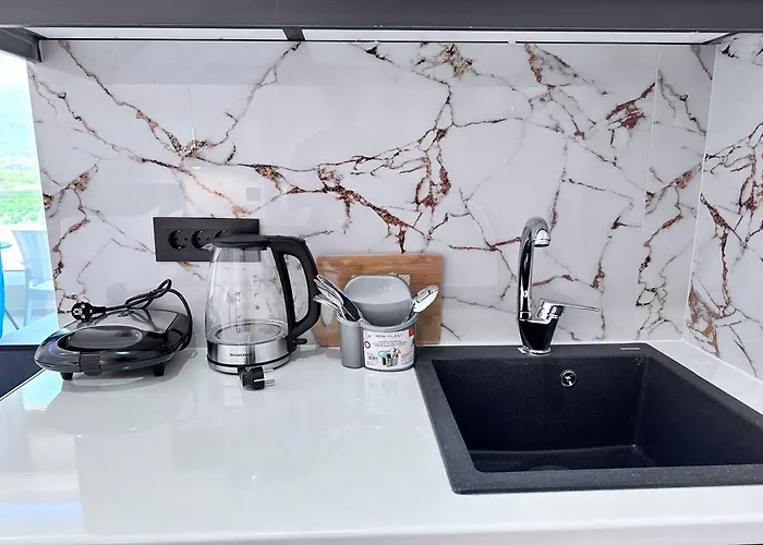 Luxury شقة اليكاناس