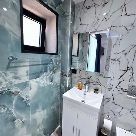 Central Studios Apartments *